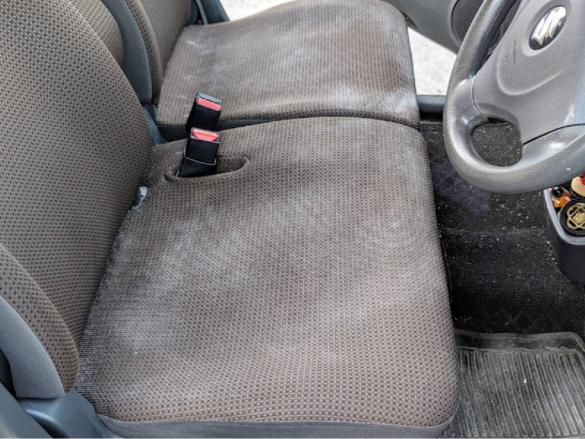 カーシートの汚れや臭い、そもそも自力で落とせるの？